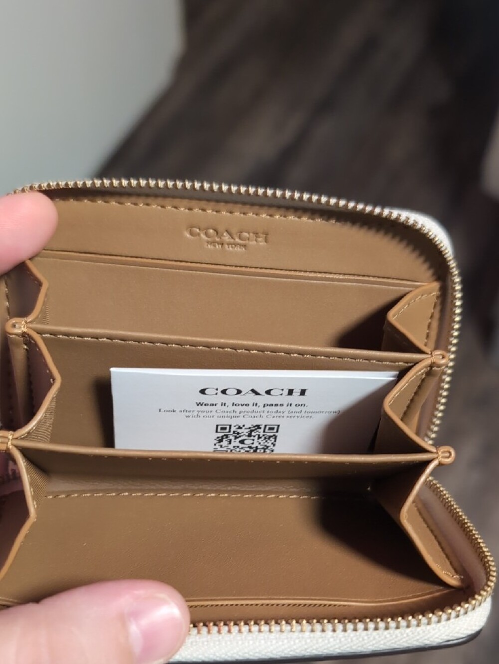Coach Chalk Pebbled Leather Zip Card Case with Gold 'C' - Picture 3 of 7